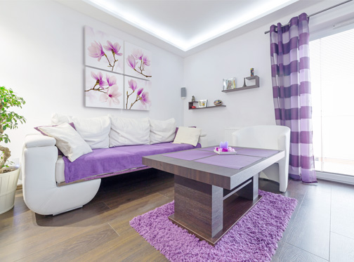 nowoczesny salon fiolet